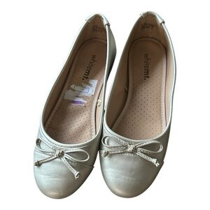 Cream Dress Shoes with Classic Style and Decorative Bow
